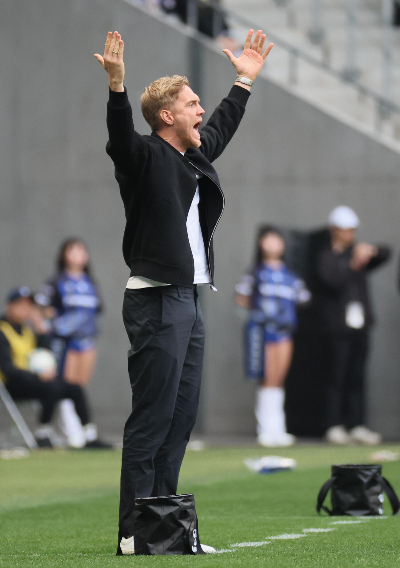 G大阪対名古屋　試合を見つめるG大阪ヴィッシング監督（撮影・宮崎幸一）