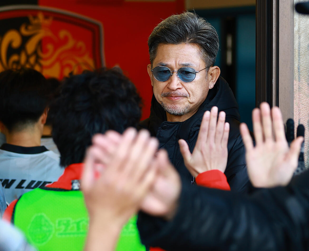 いわき対福島　試合後に選手をねぎらう福島カズ（撮影・野上伸悟）