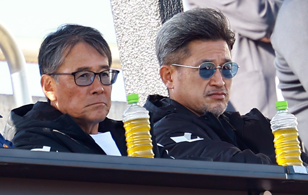 いわき対福島　観戦する福島と関塚シニアアドバイザー（左）とカズ（撮影・野上伸悟）
