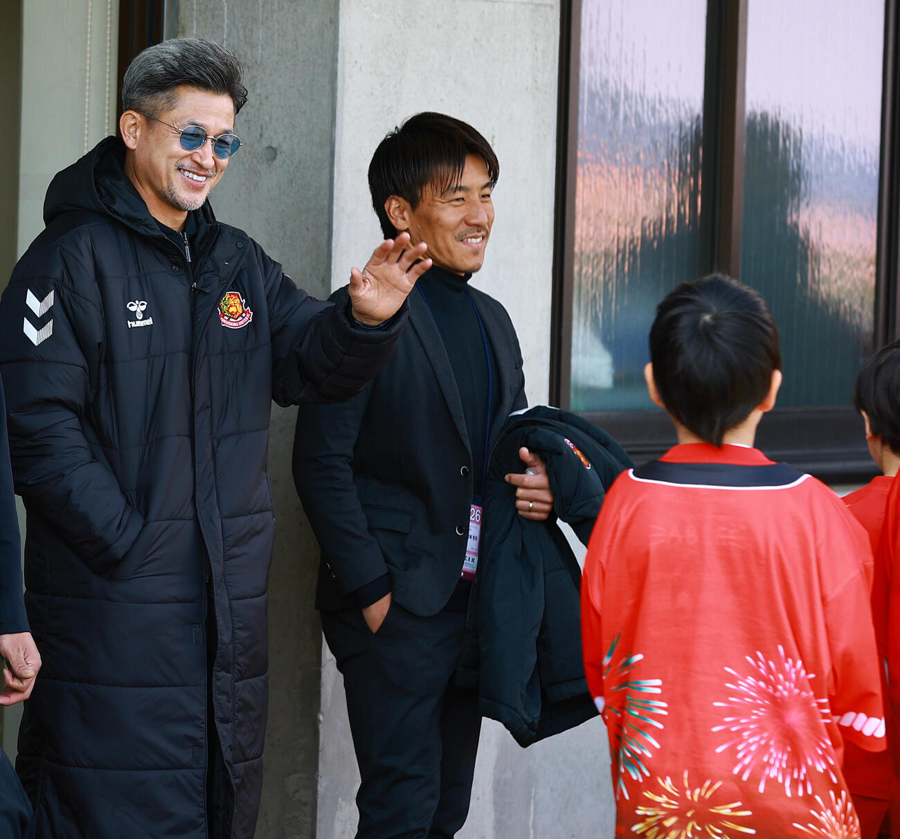 いわき対福島　欠場も会場を訪れ子供に手を振る福島カズ（撮影・野上伸悟）