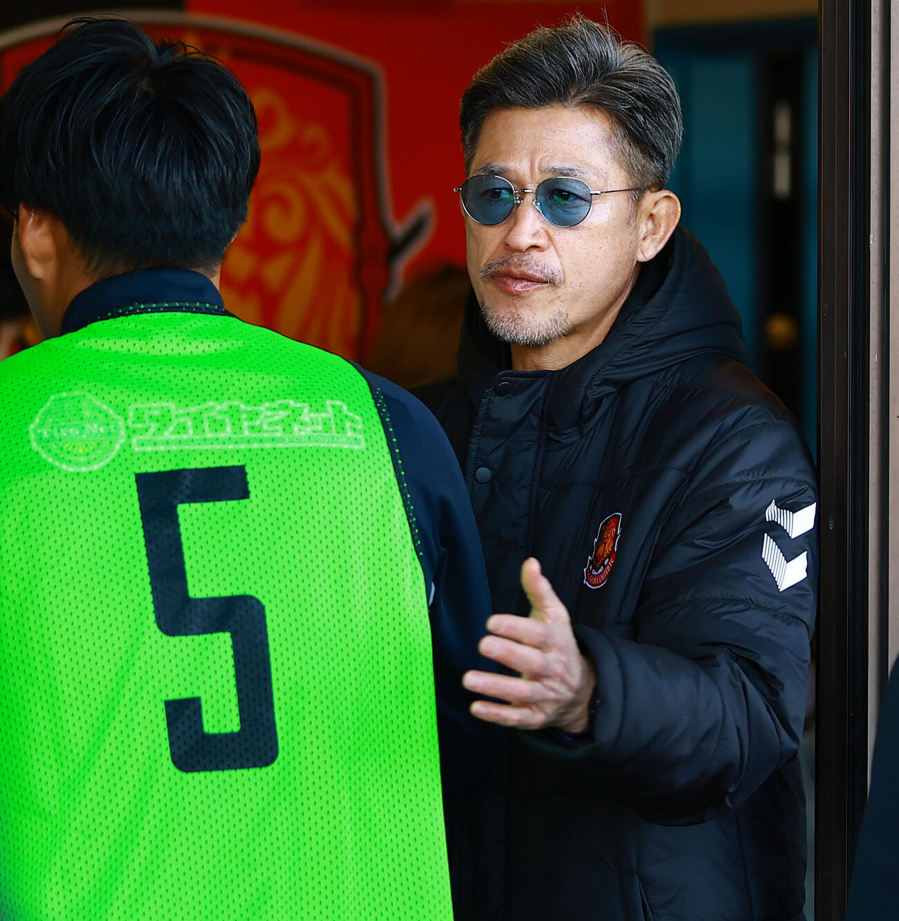 いわき対福島　試合後に選手をねぎらう福島カズ（撮影・野上伸悟）