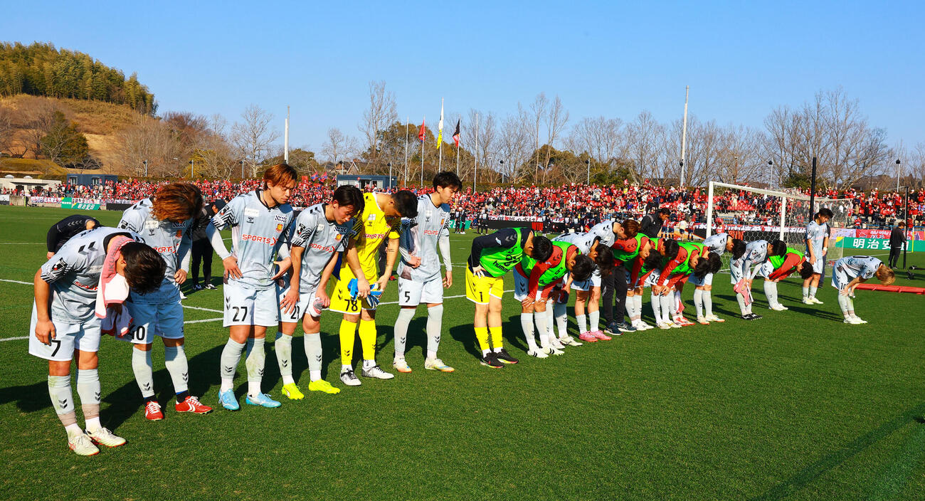 いわき対福島　試合後にサポーターにあいさつする福島の選手たち（撮影・野上伸悟）