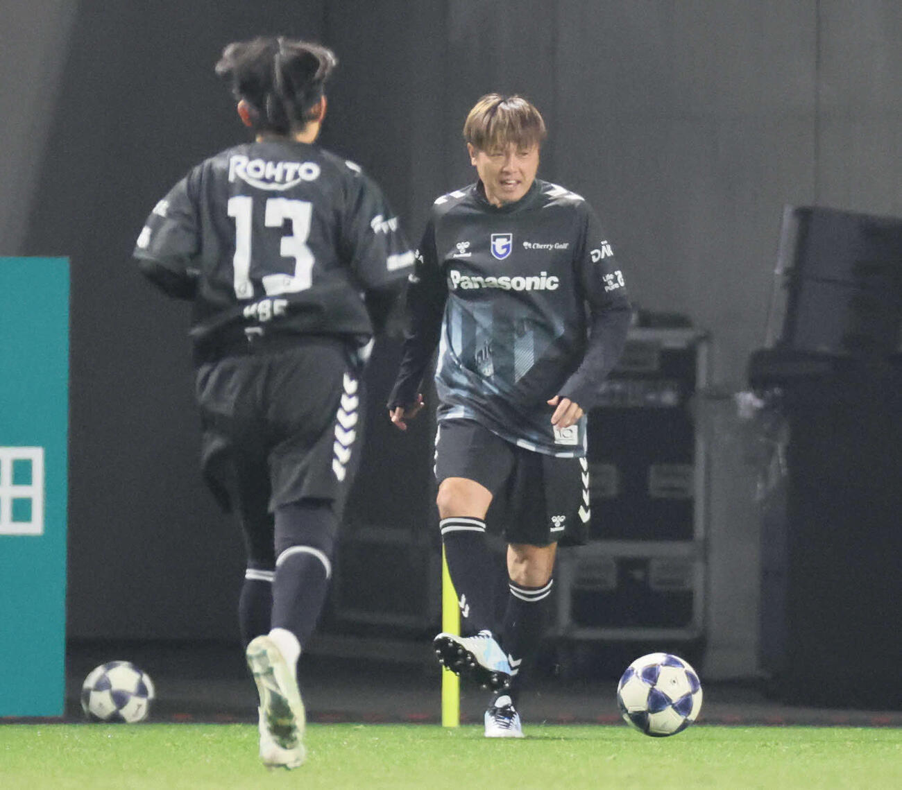 G大阪OB戦チームパナスタ対チーム万博　ボールをキープするチームパナスタ遠藤保仁（撮影・宮崎幸一）