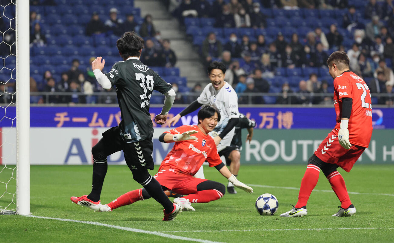G大阪OB戦チームパナスタ対チーム万博　ゴールを2人で守るチーム万博の松代直樹（中央）と日野優（右）（撮影・宮崎幸一）