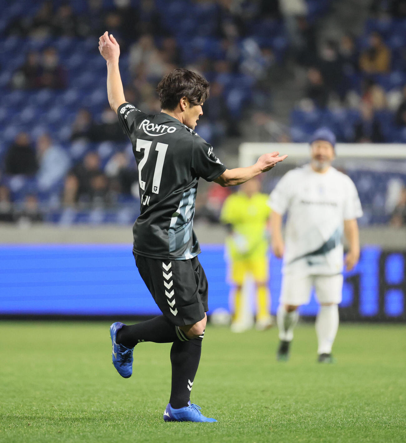 G大阪OB戦チームパナスタ対チーム万博　ゴールを決めるチームパナスタ加地亮はカズダンスを披露する（撮影・宮崎幸一）