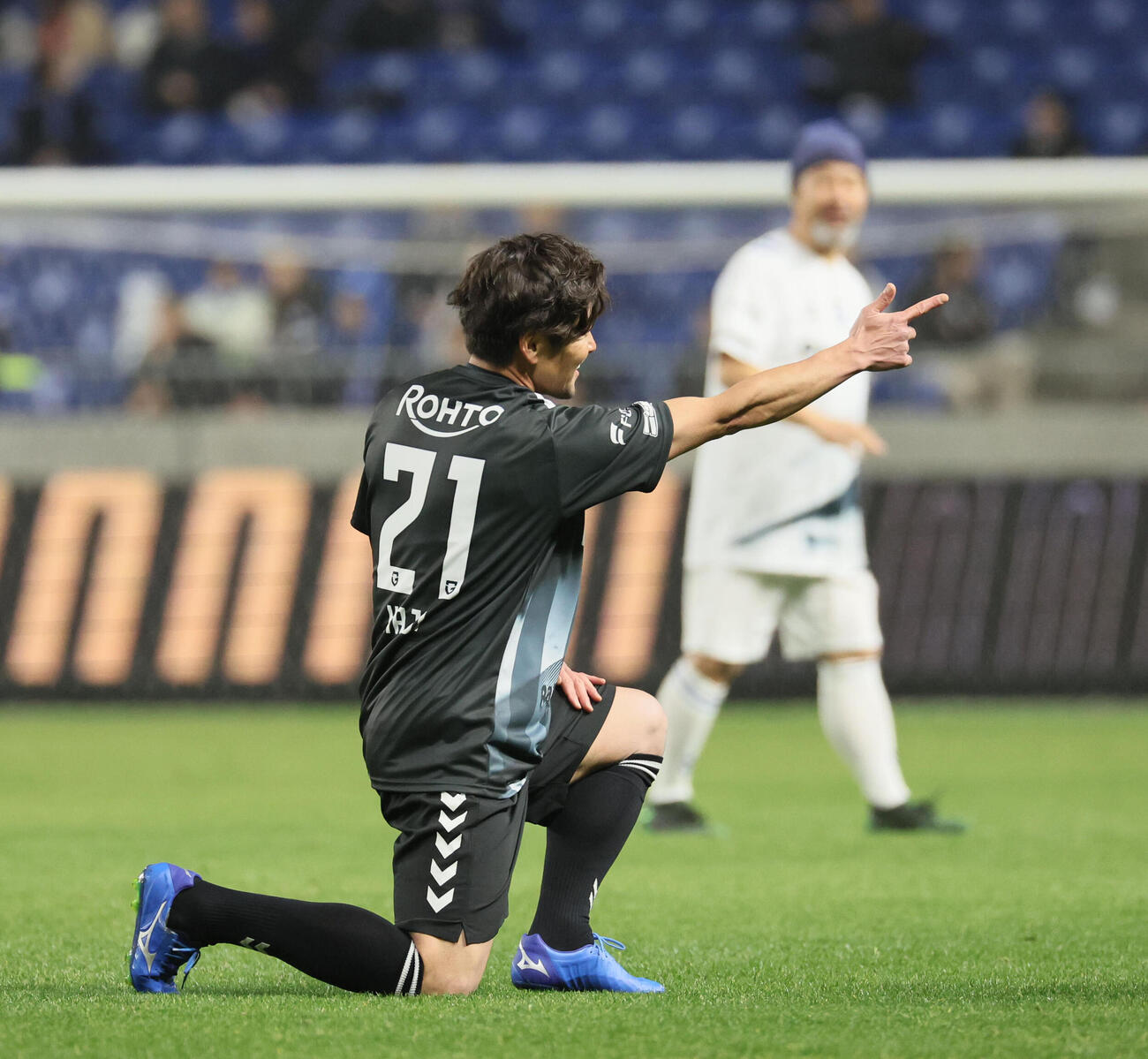 G大阪OB戦チームパナスタ対チーム万博　ゴールを決めるチームパナスタ加地亮はカズダンスを披露する（撮影・宮崎幸一）