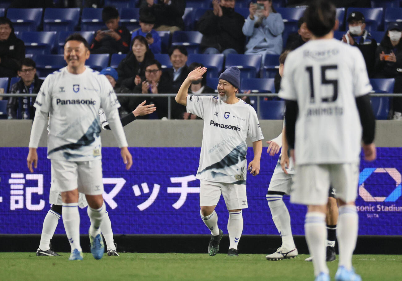G大阪OB戦チームパナスタ対チーム万博　ゴールを決めてハイタッチするチーム万博の磯貝洋光（撮影・宮崎幸一）