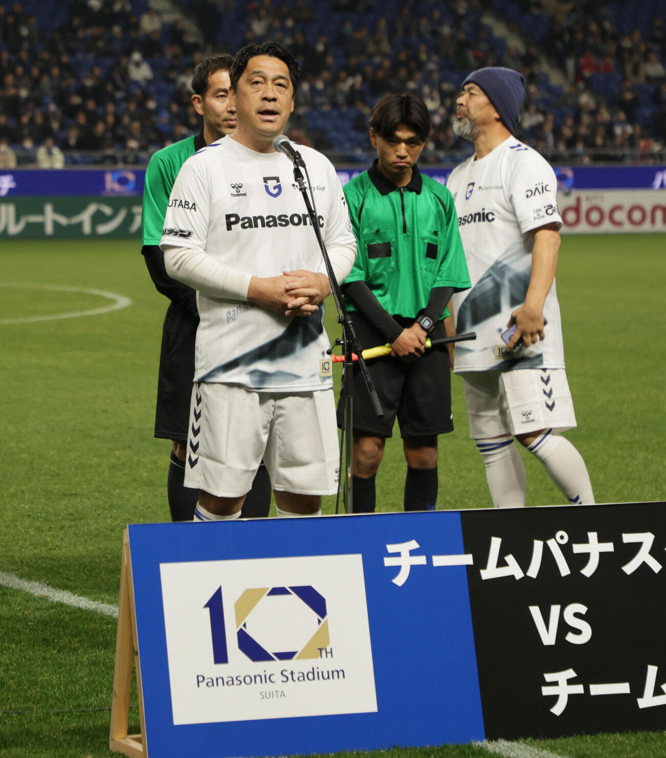G大阪OB戦チームパナスタ対チーム万博　試合に先立ちあいさつ来社のショート動画するチーム万博の松波正信（撮影・宮崎幸一）