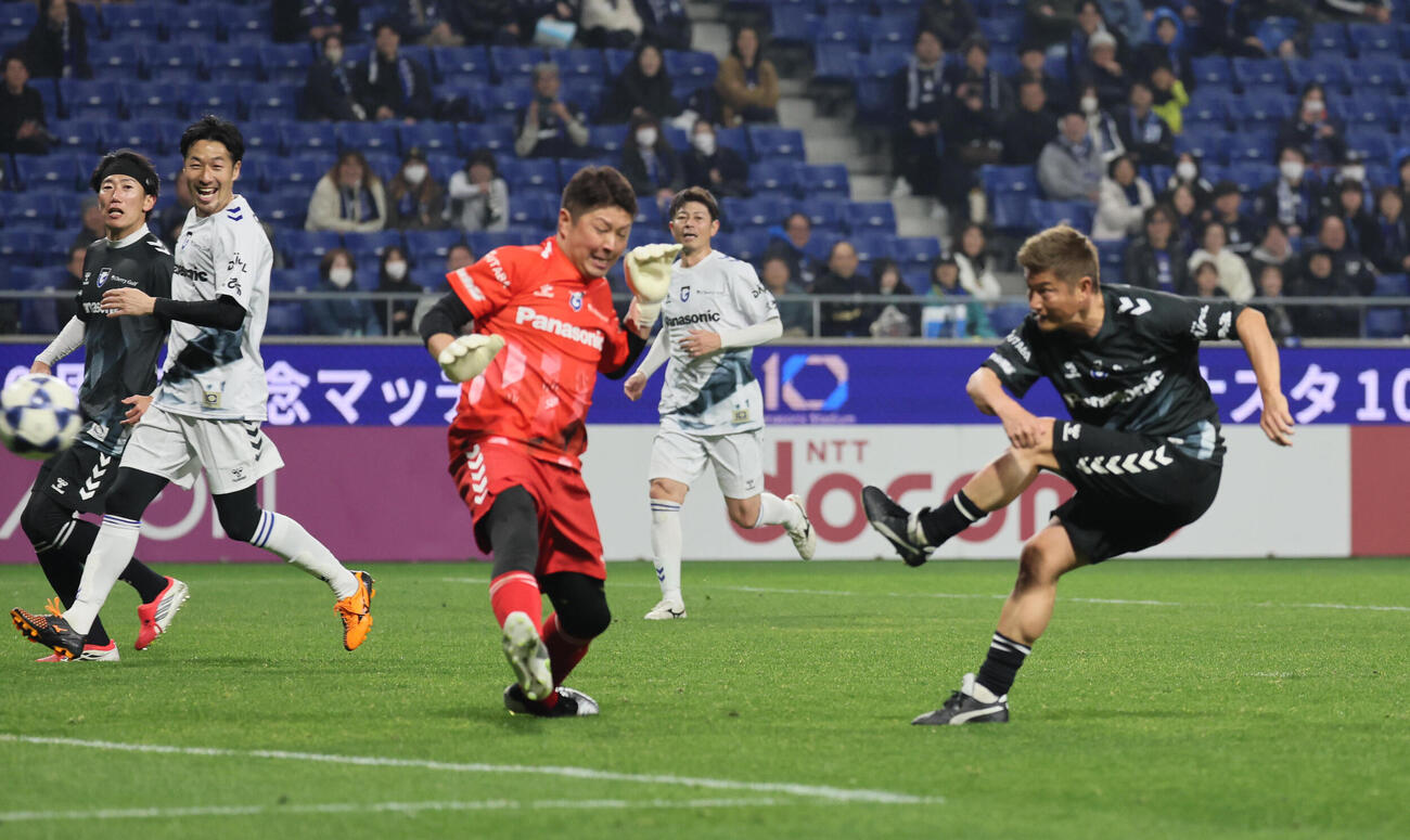 G大阪OB戦チームパナスタ対チーム万博　決勝ゴールを決めたチームパナスタ播戸竜二（撮影・宮崎幸一）