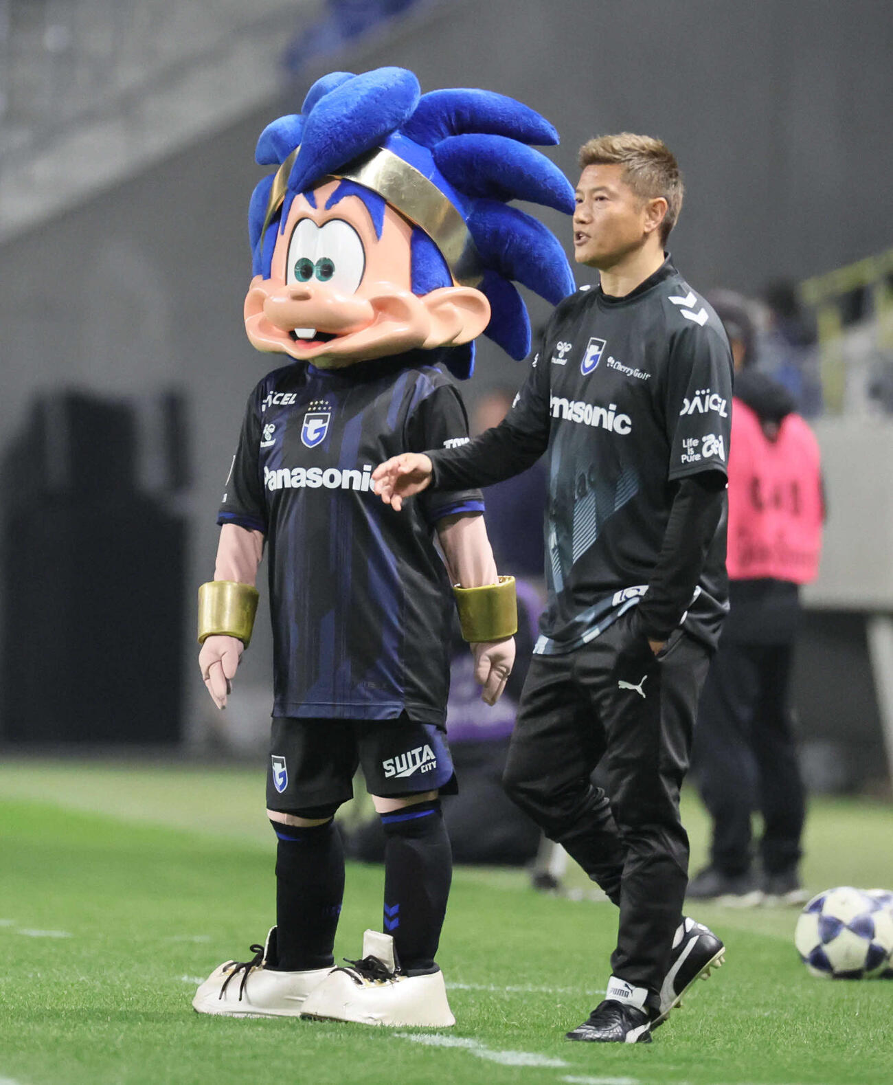 G大阪OB戦チームパナスタ対チーム万博　試合を盛り上げたガンバボーイと播戸竜二（撮影・宮崎幸一）