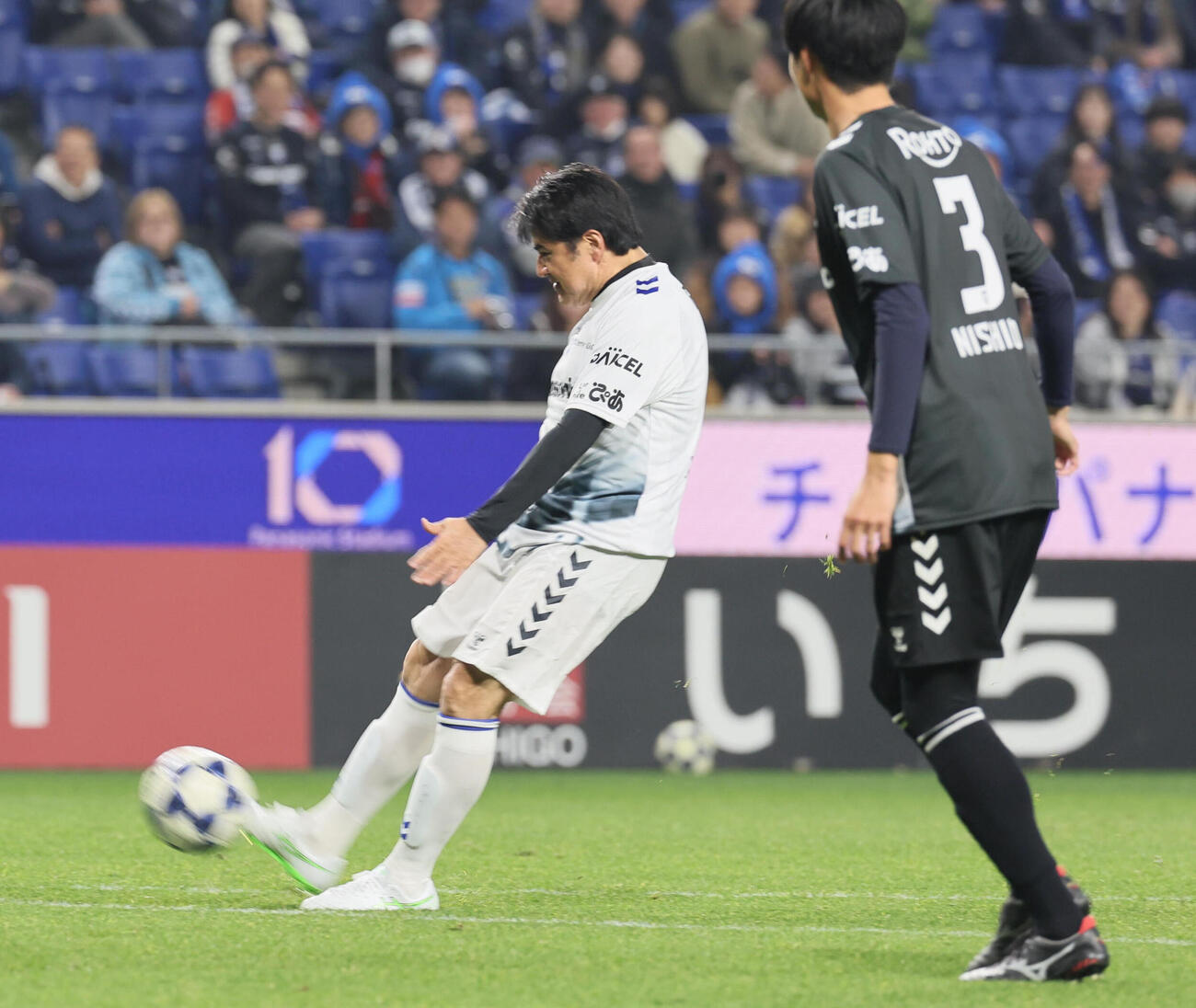 G大阪OB戦チームパナスタ対チーム万博　シュートを放つチーム万博の永島昭浩（撮影・宮崎幸一）