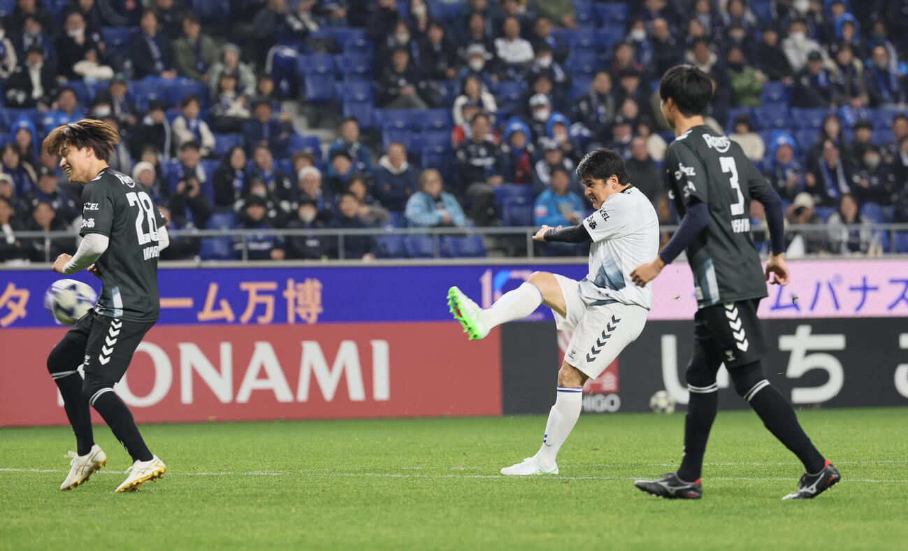 G大阪OB戦チームパナスタ対チーム万博　シュートを放つチーム万博の永島昭浩（撮影・宮崎幸一）