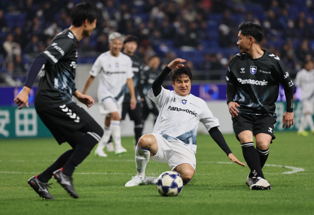 G大阪OB戦チームパナスタ対チーム万博　シュートを放つチーム万博の永島昭浩（撮影・宮崎幸一）