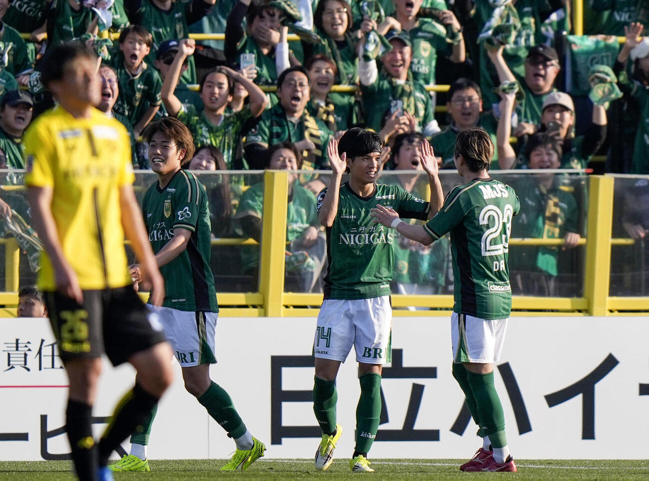 柏対東京V　試合終了間際、決勝ゴールを決め、タッチを交わす東京V福田（右から2人目）（共同）