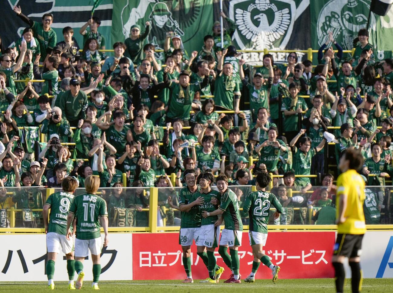 柏―東京V　試合終了間際、決勝ゴールを決め祝福される東京V・福田（左から4人目）（共同）