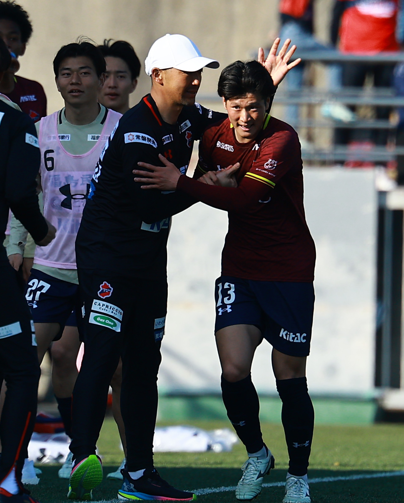 いわき対福島　後半、ゴールを決め田村監督（左）と喜ぶいわき村上（撮影・野上伸悟）
