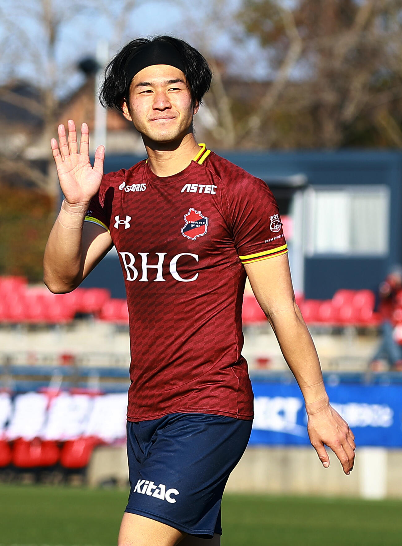 いわき対福島　試合後に福島サポーターにあいさつするいわき堂鼻（撮影・野上伸悟）
