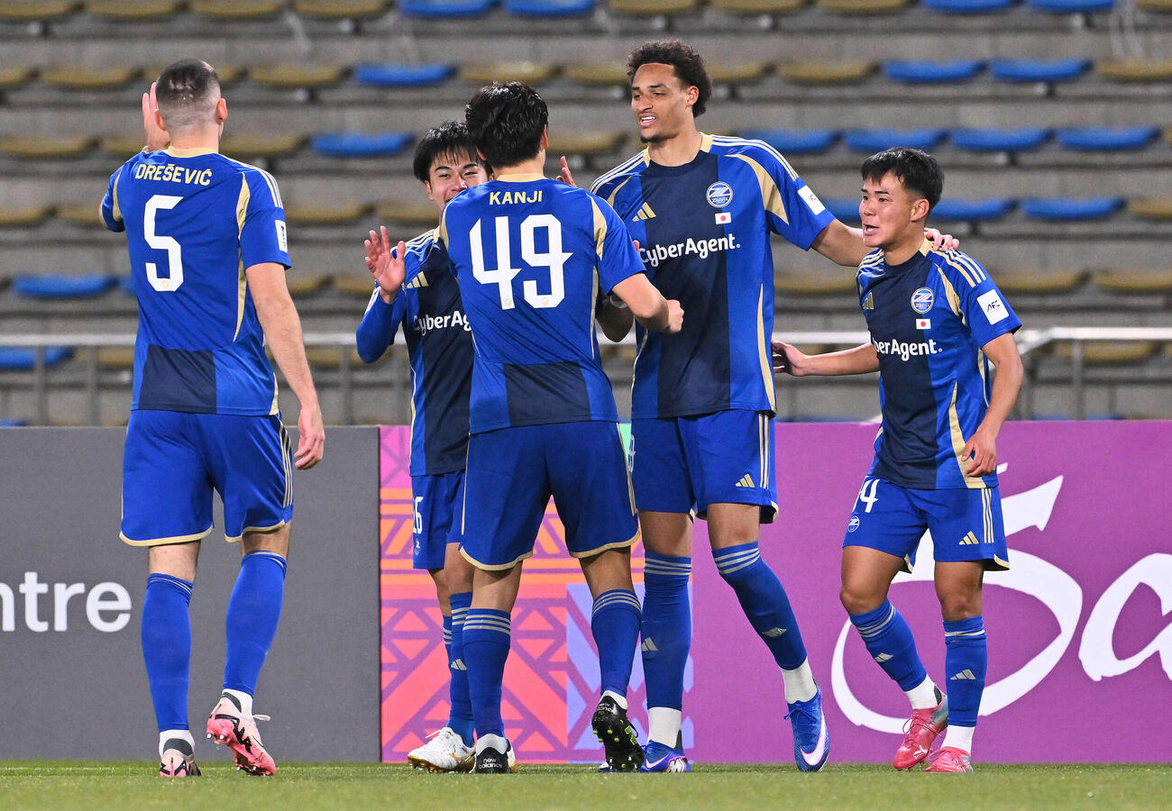 町田対成都　前半、先制のゴールを決めた町田イェンギ（左から4人目）はチームメートから祝福される（撮影・滝沢徹郎）