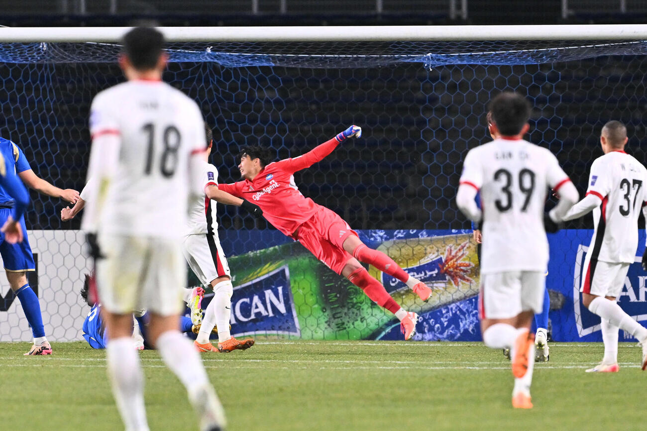 町田対成都　後半、失点を許す町田GK守田（中央）（撮影・滝沢徹郎）