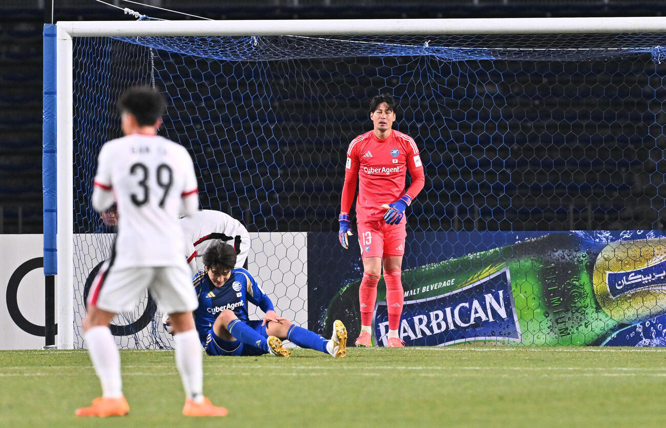 町田対成都　後半、失点を許す町田GK守田（中央）（撮影・滝沢徹郎）