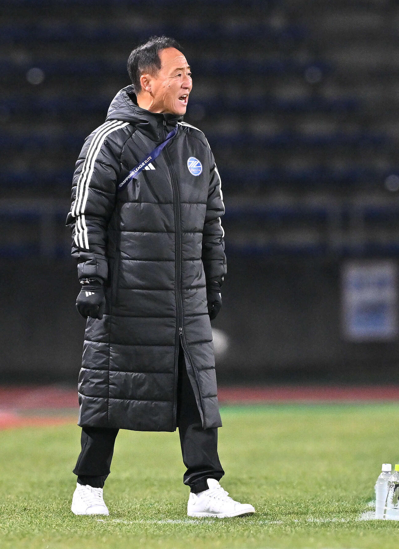町田対成都　指示を出す町田黒田監督（撮影・滝沢徹郎）
