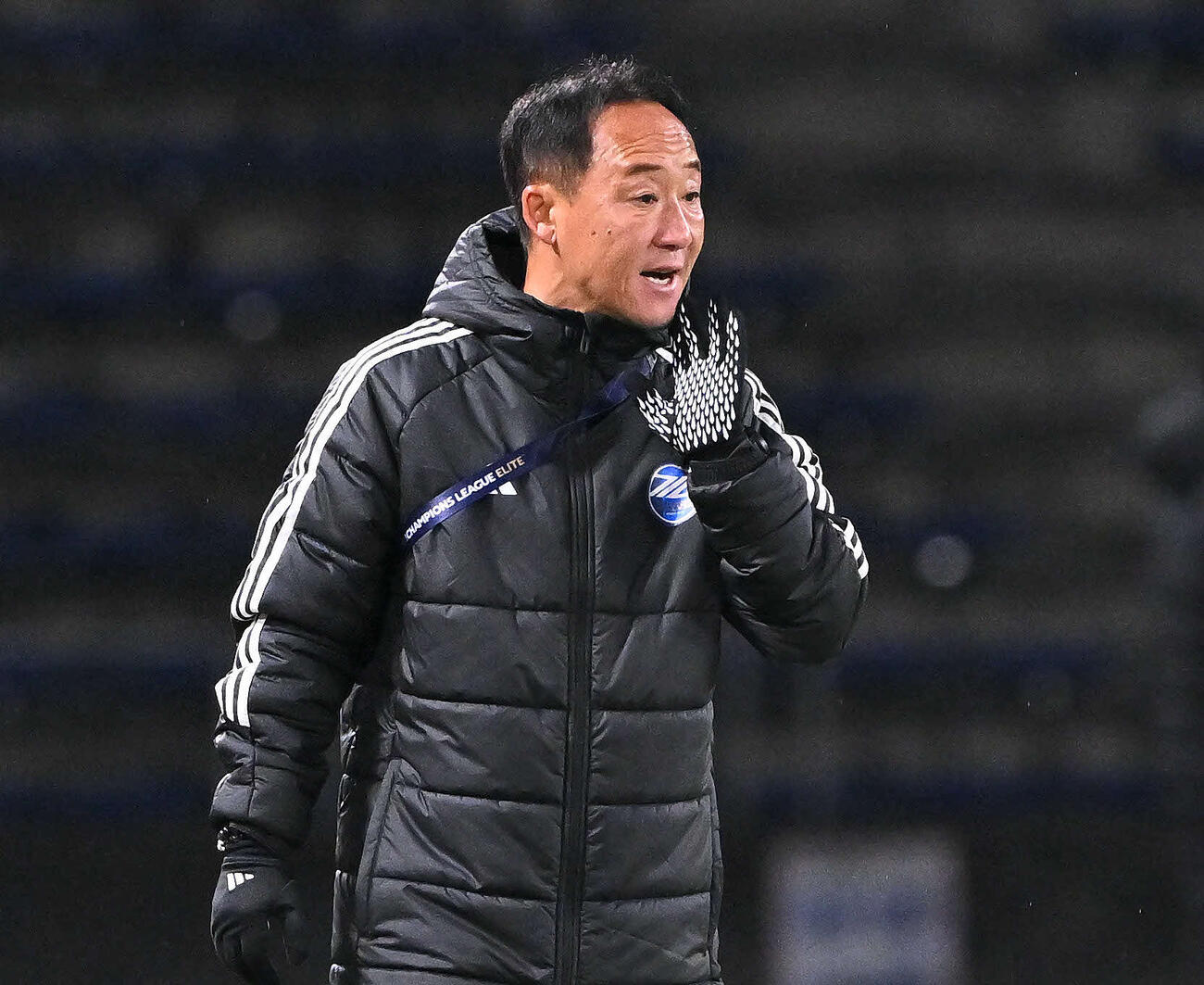 町田対成都　戦況を見守る町田黒田監督（撮影・滝沢徹郎）