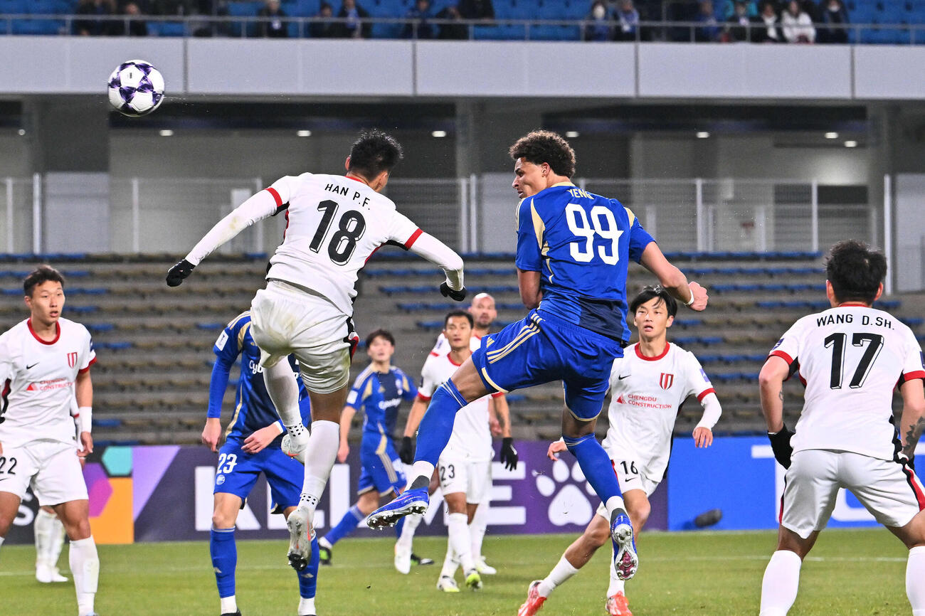 町田対成都　後半、町田イェンギ（中央右）はこの日2点目のゴールを決める（撮影・滝沢徹郎）