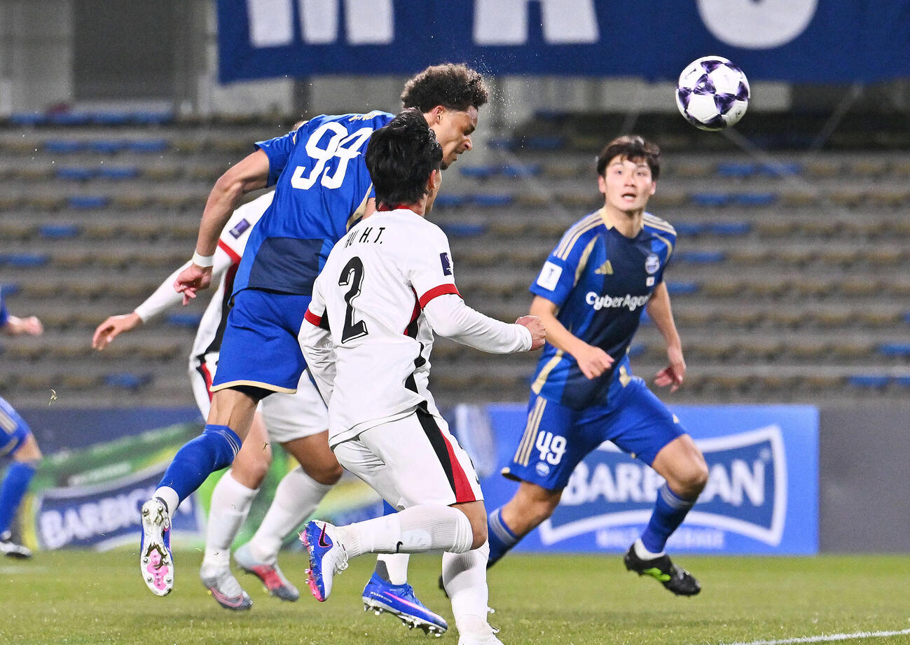 町田対成都　前半、先制のゴールを決める町田イェンギ（左）（撮影・滝沢徹郎）