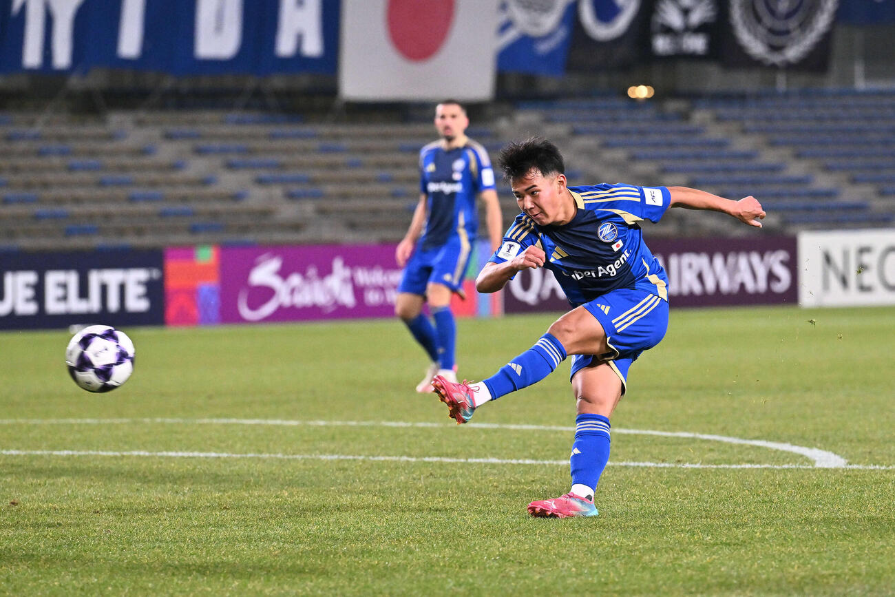 町田対成都　後半、シュートを放つ町田徳村（撮影・滝沢徹郎）