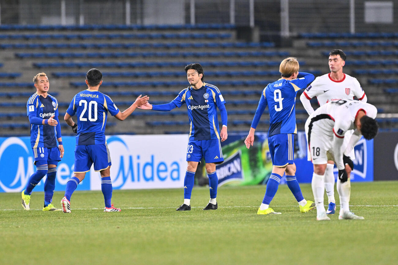 町田対成都　試合に勝利しタッチを交わす町田白崎（中央）ら（撮影・滝沢徹郎）