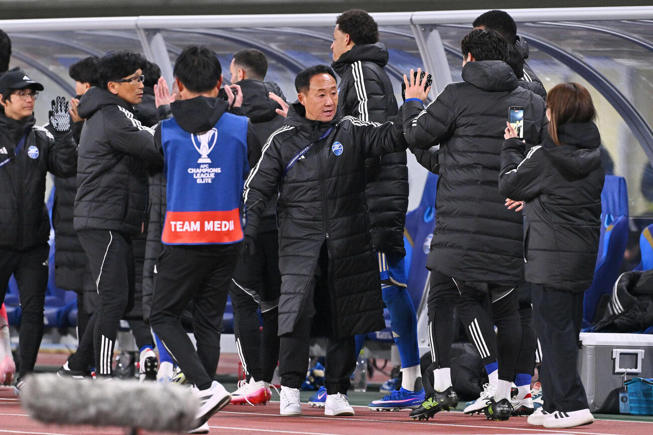 町田対成都　試合に勝利しタッチを交わす町田黒田監督（中央）（撮影・滝沢徹郎）