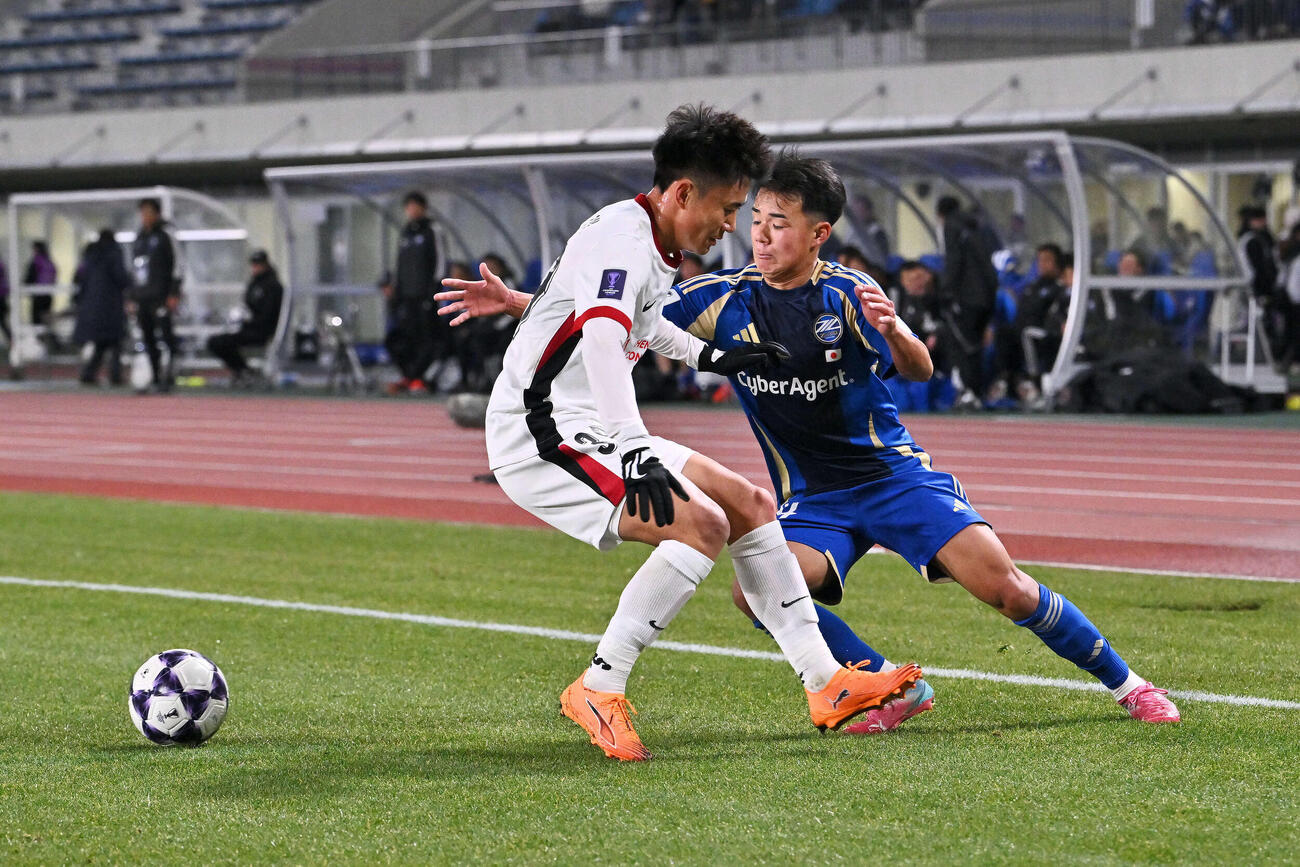 町田対成都　後半、ドリブルで攻め込む町田徳村（右）（撮影・滝沢徹郎）