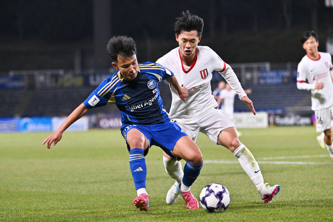町田対成都　前半、町田徳村（左）は成都の選手と競り合う（撮影・滝沢徹郎）