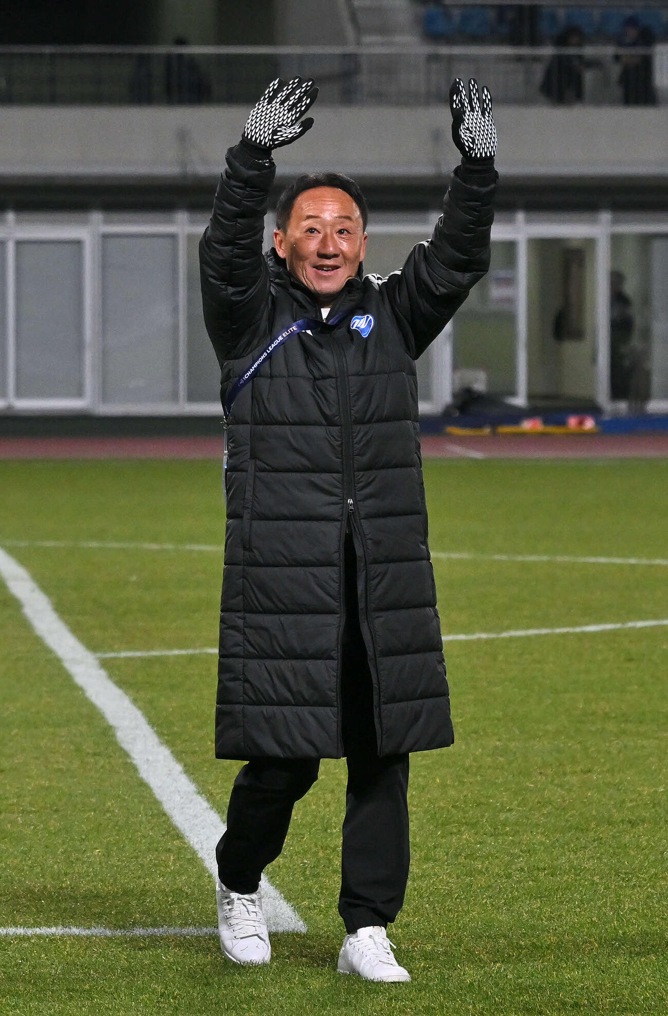 町田対成都　試合後、サポーターに手を振る町田黒田監督（撮影・滝沢徹郎）