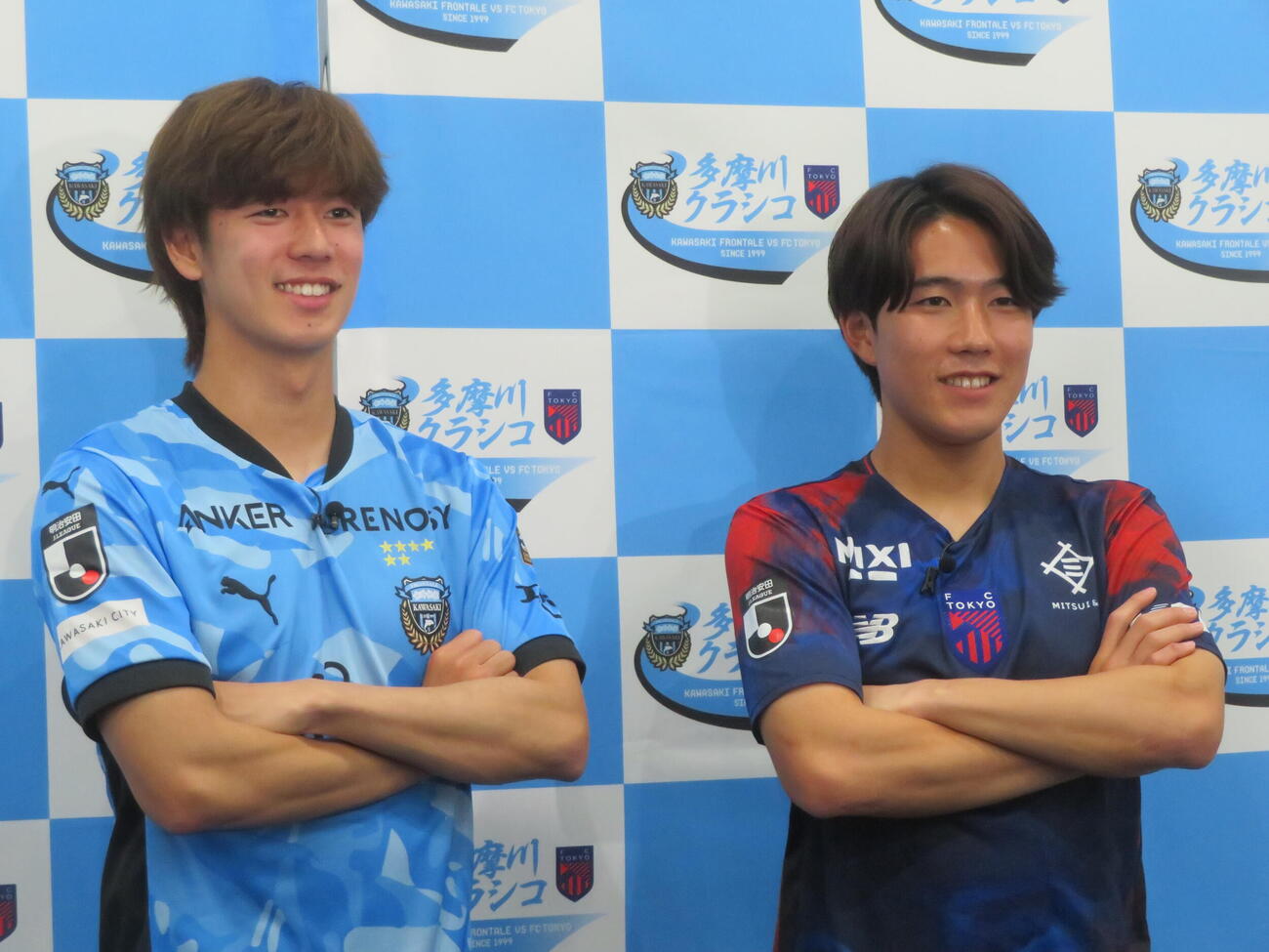 川崎フロンターレ対FC東京「多摩川クラシコ」に向けた会見に臨んだ川崎フロンターレMF大関友翔（左）とFC東京MF佐藤龍之介（撮影・佐藤成）