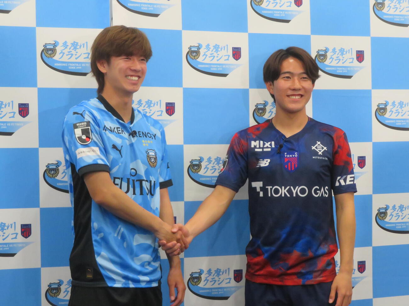 川崎フロンターレ対FC東京「多摩川クラシコ」に向けた会見に臨んだ川崎フロンターレMF大関友翔（左）とFC東京MF佐藤龍之介（撮影・佐藤成）