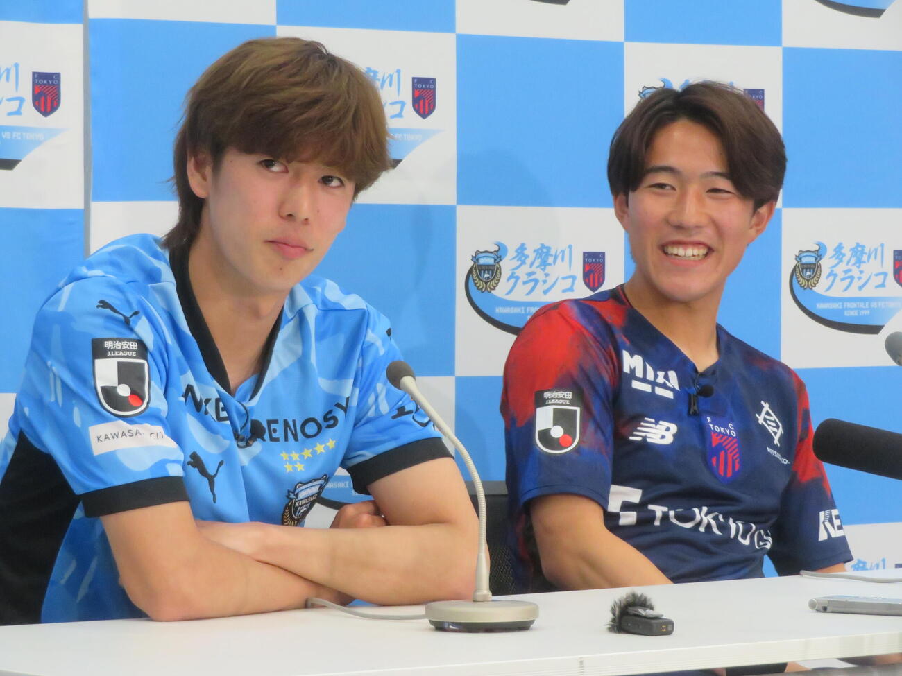 川崎フロンターレ対FC東京「多摩川クラシコ」に向けた会見に臨む川崎フロンターレMF大関友翔（左）とFC東京MF佐藤龍之介（撮影・佐藤成）