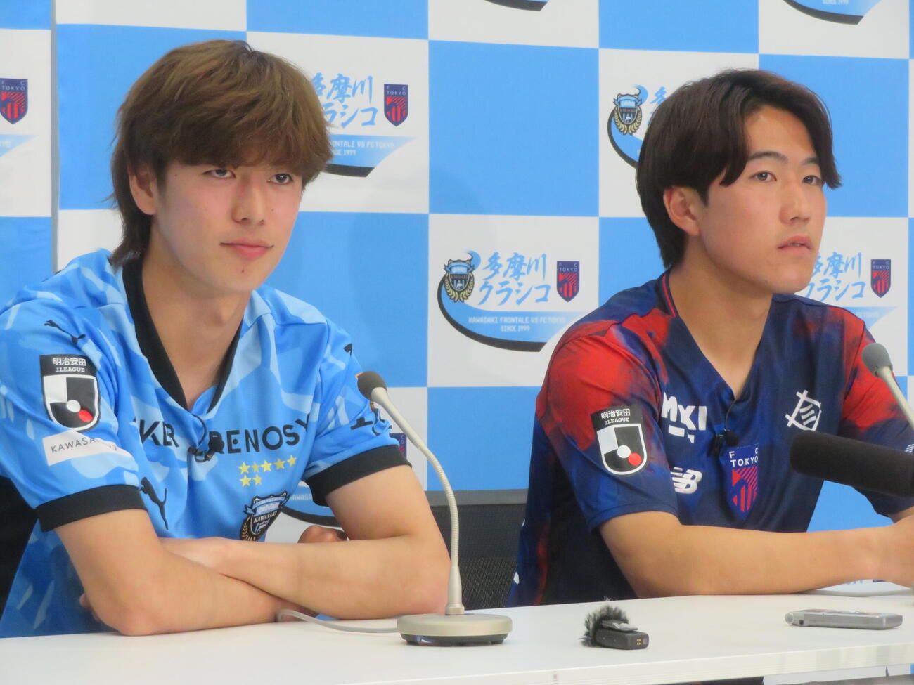 川崎フロンターレ対FC東京「多摩川クラシコ」に向けた会見に臨む川崎フロンターレMF大関友翔（左）とFC東京MF佐藤龍之介（撮影・佐藤成）