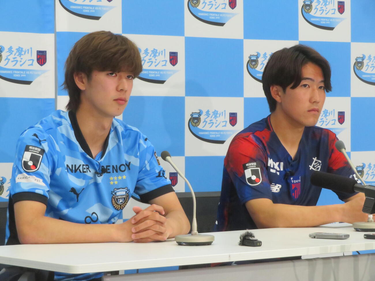 川崎フロンターレ対FC東京「多摩川クラシコ」に向けた会見に臨む川崎フロンターレMF大関友翔（左）とFC東京MF佐藤龍之介（撮影・佐藤成）