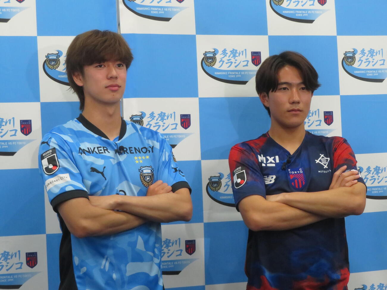 川崎フロンターレ対FC東京「多摩川クラシコ」に向けた会見に臨んだ川崎フロンターレMF大関友翔（左）とFC東京MF佐藤龍之介（撮影・佐藤成）