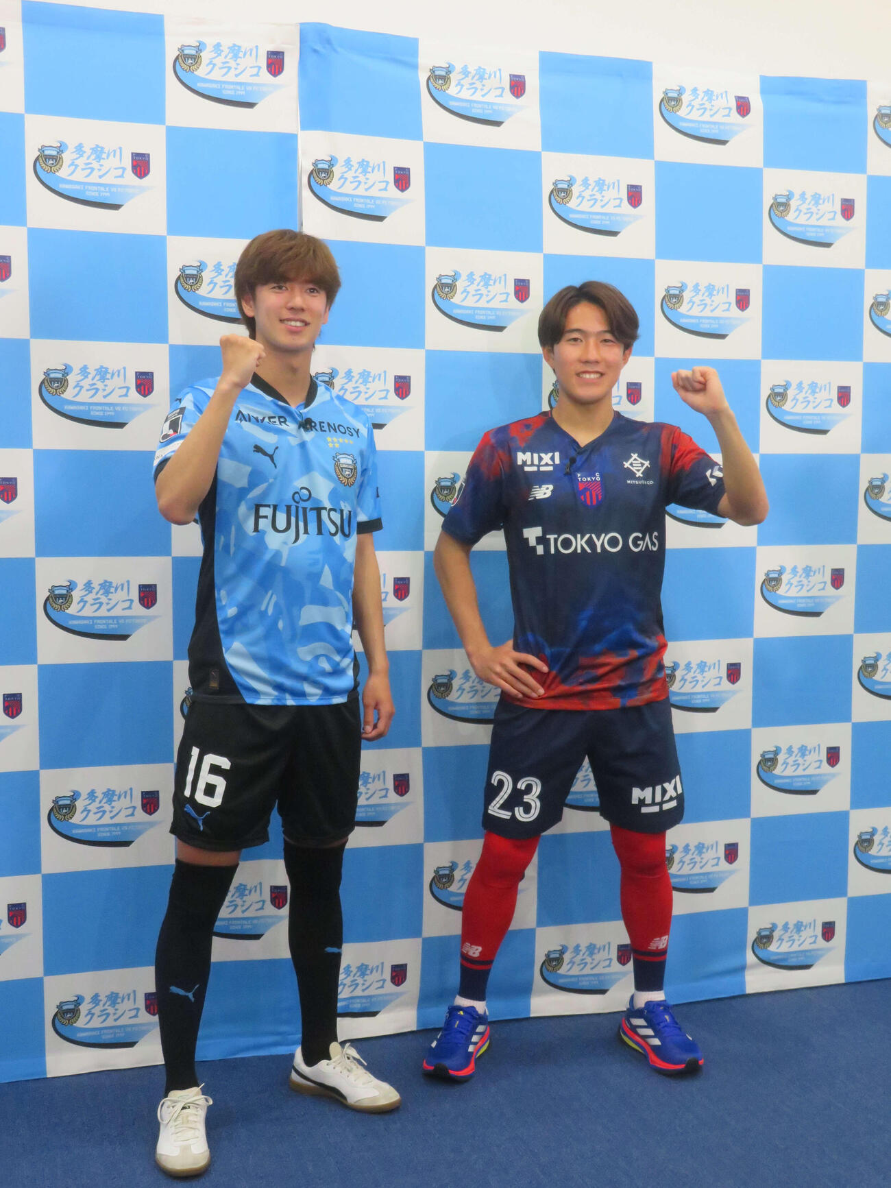 川崎フロンターレ対FC東京「多摩川クラシコ」に向けた会見に臨んだ川崎フロンターレMF大関友翔（左）とFC東京MF佐藤龍之介（撮影・佐藤成）
