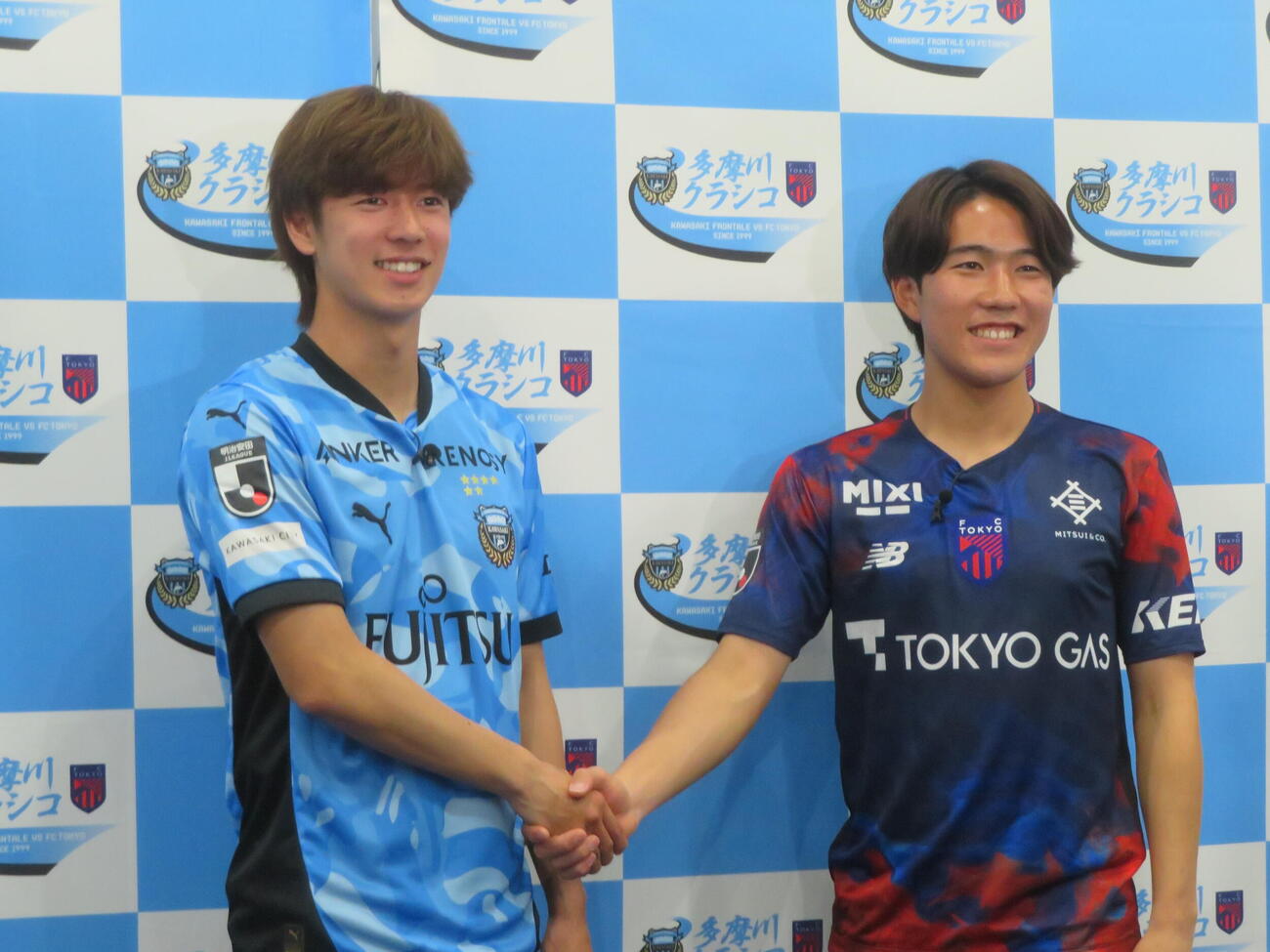 川崎フロンターレ対FC東京「多摩川クラシコ」に向けた会見に臨んだ川崎フロンターレMF大関友翔（左）とFC東京MF佐藤龍之介（撮影・佐藤成）