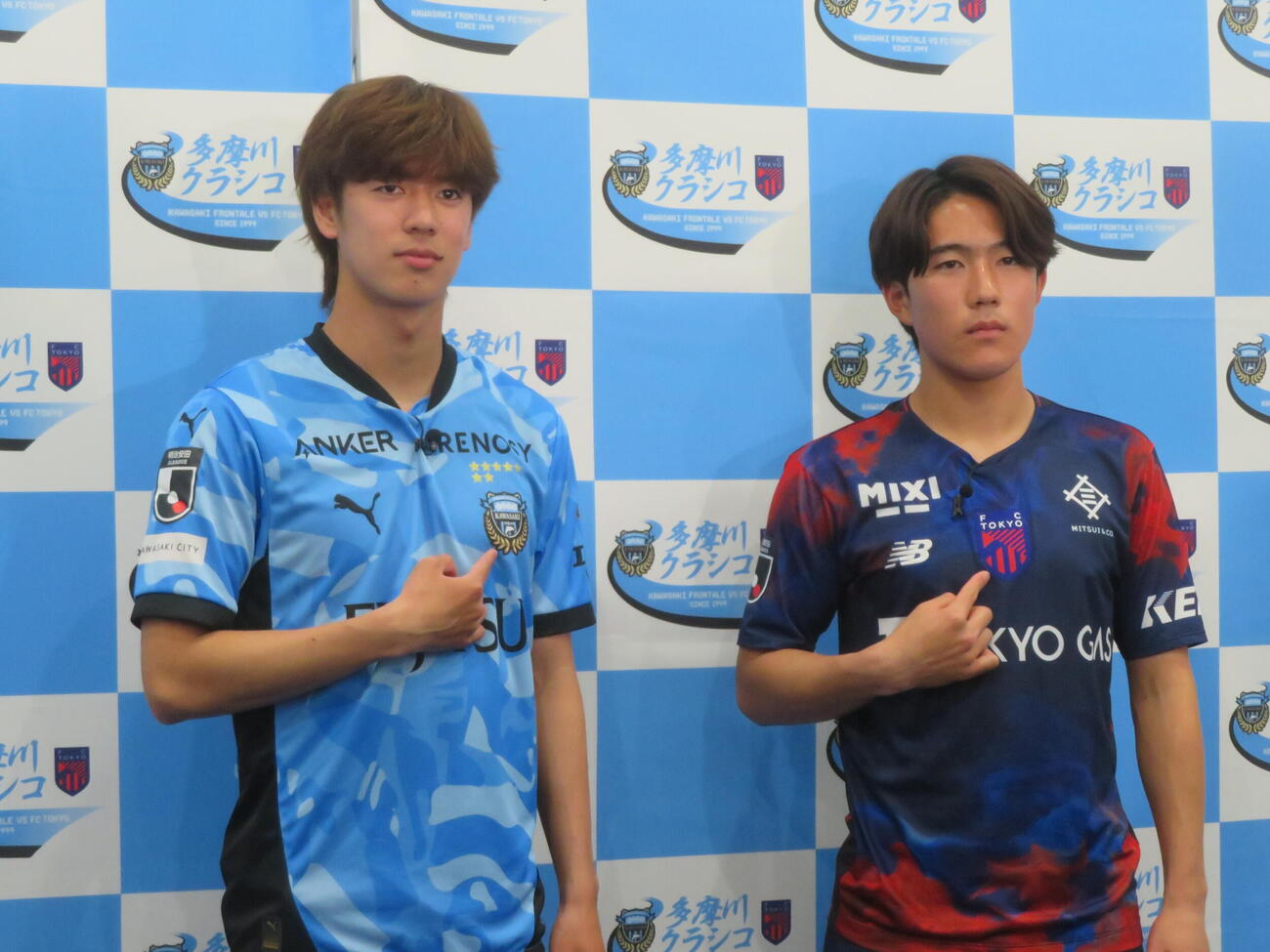 川崎フロンターレ対FC東京「多摩川クラシコ」に向けた会見に臨んだ川崎フロンターレMF大関友翔（左）とFC東京MF佐藤龍之介（撮影・佐藤成）