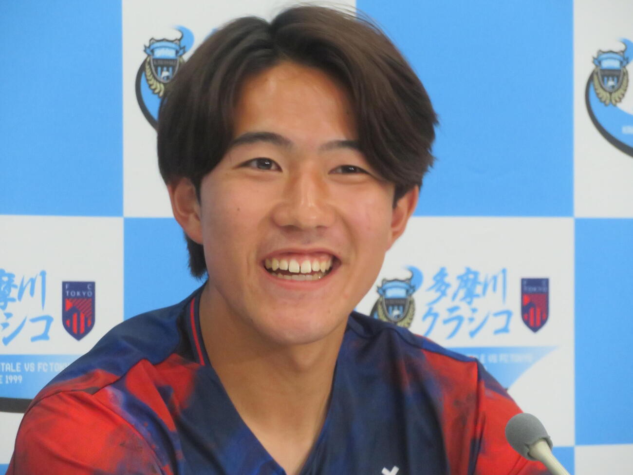 川崎フロンターレとの「多摩川クラシコ」に向けた会見に臨むFC東京MF佐藤龍之介（撮影・佐藤成）