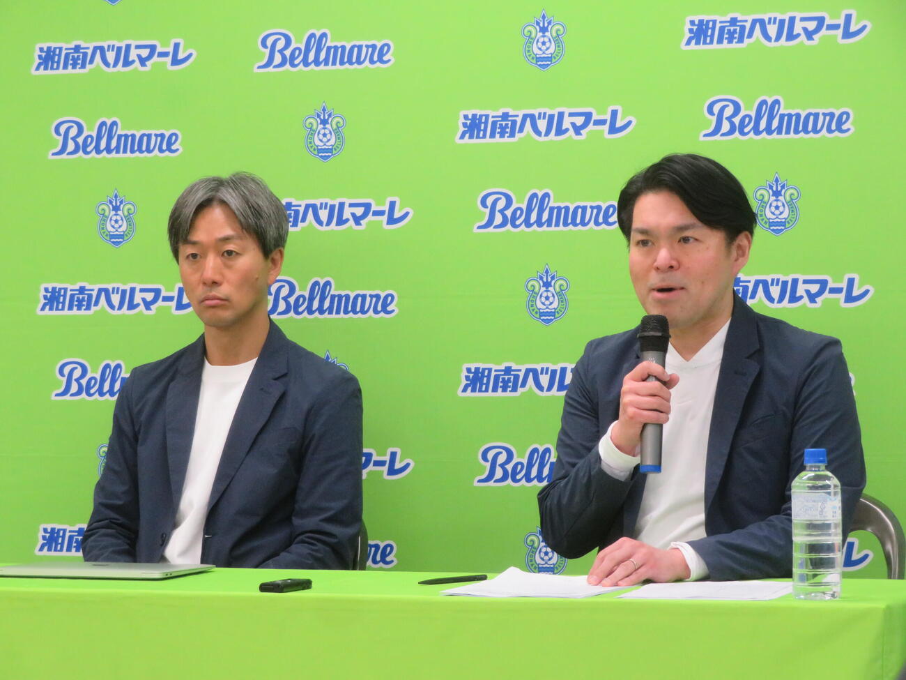 株式会社湘南ベルマーレの株式譲渡に関する記者会見に出席した湘南の大多和亮介社長（左）とRIZAPグループ専務で湘南の塩田徹会長（撮影・佐藤成）
