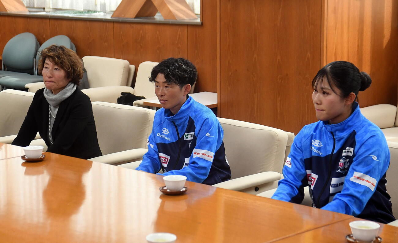 磐田市役所を表敬訪問した静岡SSUボニータの関係者。左から本田監督、横山、安間
