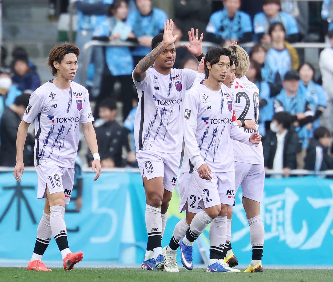 川崎F対東京　前半、ゴールを決めチームメートと喜ぶ東京Mヒアン（左から2人目）（撮影・宮地輝）