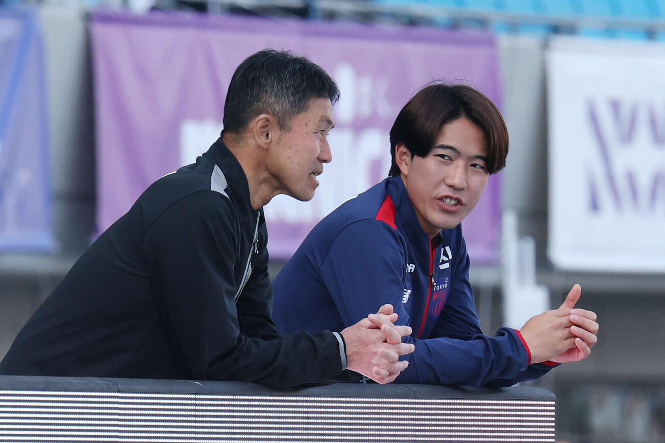 川崎F対東京　試合前、言葉を交わす東京松橋監督（左）と佐藤龍（撮影・宮地輝）