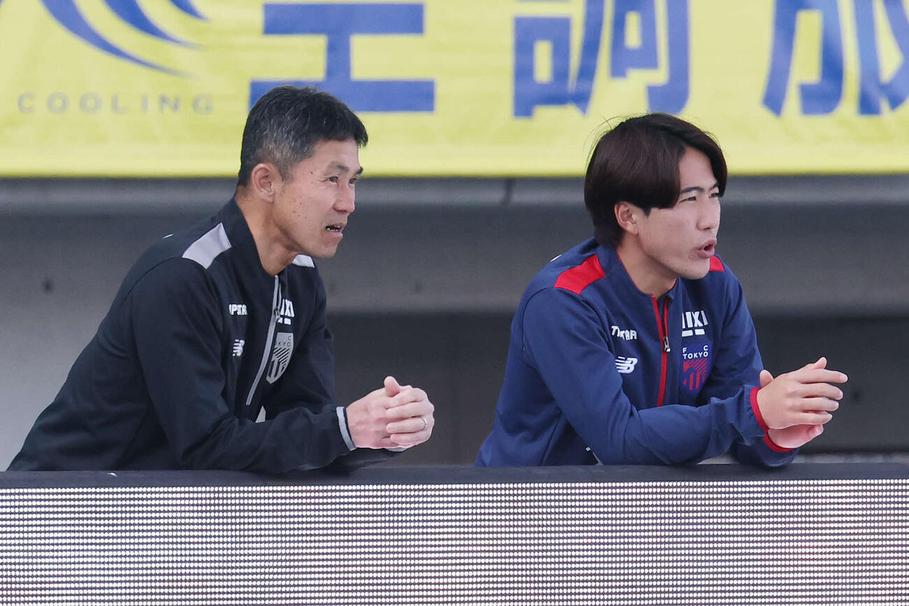 川崎F対東京　試合前、言葉を交わす東京松橋監督（左）と佐藤龍（撮影・宮地輝）