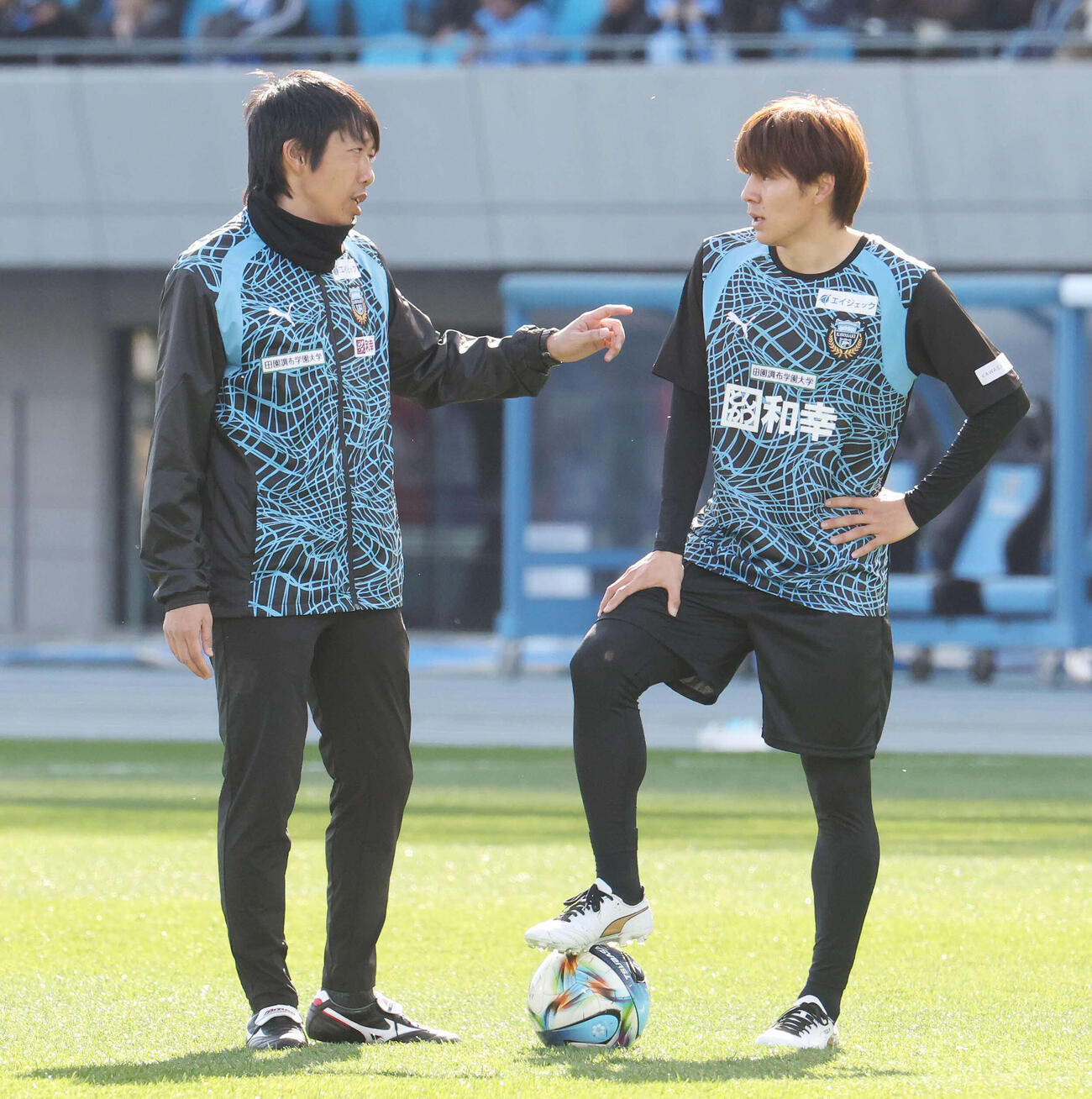 川崎F対東京　試合前、言葉を交わす川崎F中村デベロップメントコーチ（左）と脇坂（撮影・宮地輝）